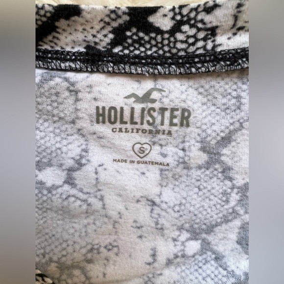 Hollister Snake Print Short Sleeve Crop top - Picture 2 of 5
